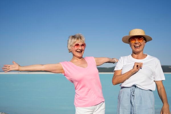 medium-shot-smiley-women-vacation